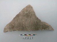 藏品(灰褐色細砂繩紋陶片)的圖片